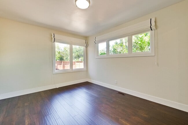 Building Photo - Beautifully remodeled 2 bed, 2 bath home.