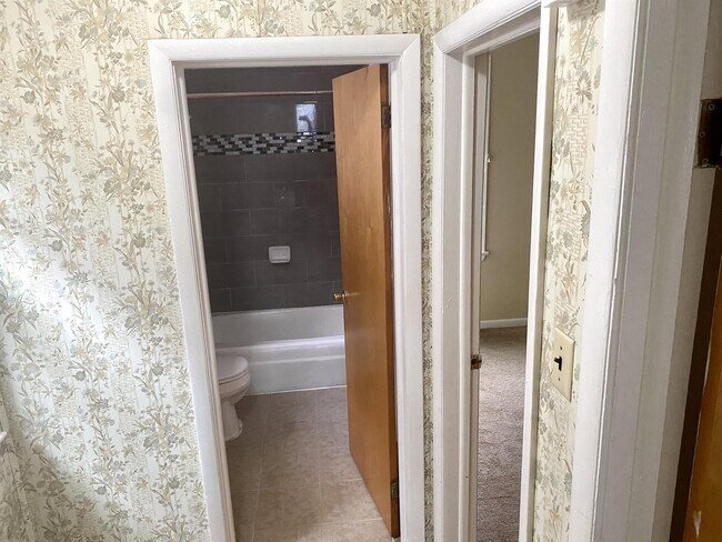 Building Photo - 611 Crown Ave