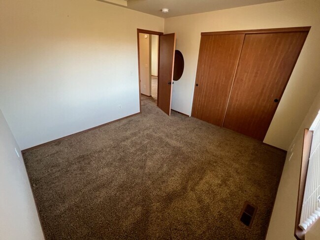 Building Photo - Beautiful 3 bed/2 bath home with garage, a/c and private covered patio!