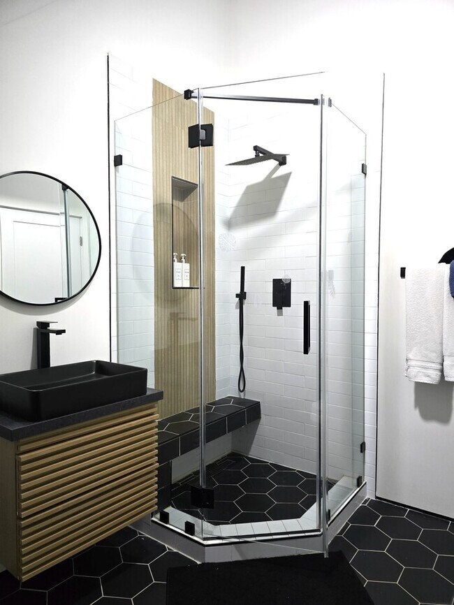 Building Photo - Newer Modern-Style 2 Bed / 2 Bath + Loft