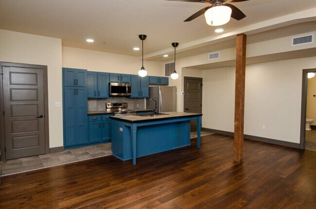 Building Photo - C Street Loft Available Mid August