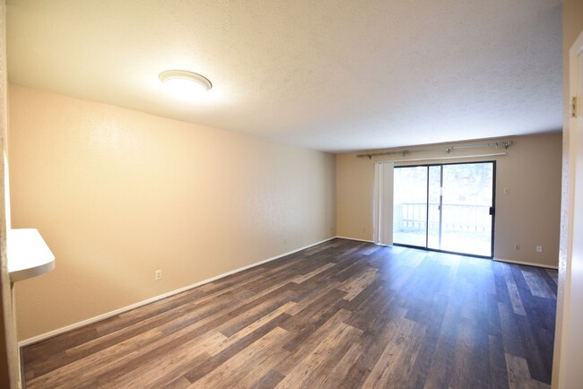 Building Photo - Spacious 2 story townhome in gated and gua...