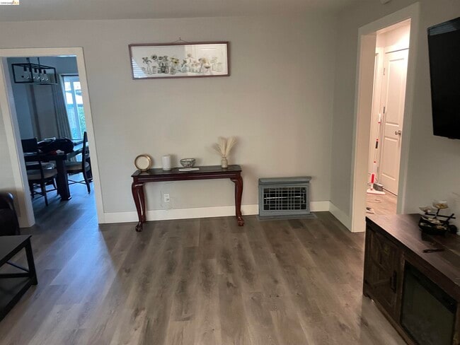 Building Photo - 80 Loma Vista Way