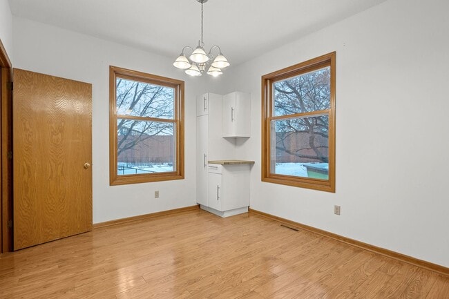 Building Photo - Spacious 3BR 2Bath Townhome in the desirable Seward Neighborhood!