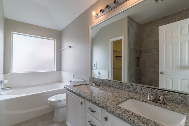 Building Photo - 2209 Highland Crossing Dr