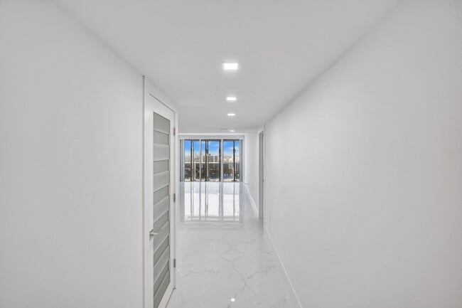 Building Photo - 3625 N Country Club Dr