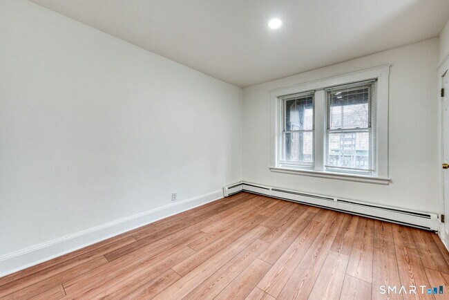 Building Photo - 152 Oak St