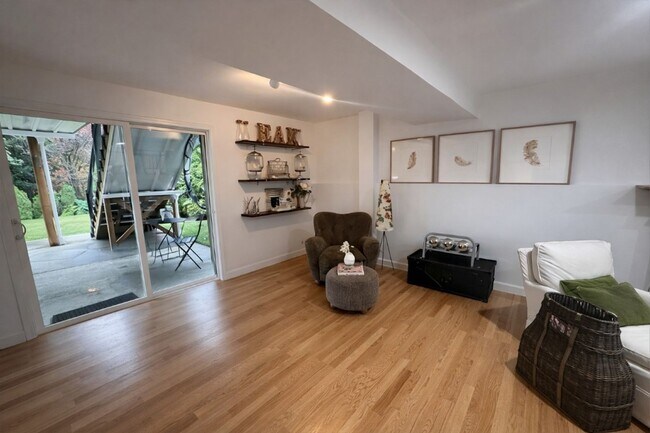 Building Photo - 5Bd/2.25Ba Bellevue House