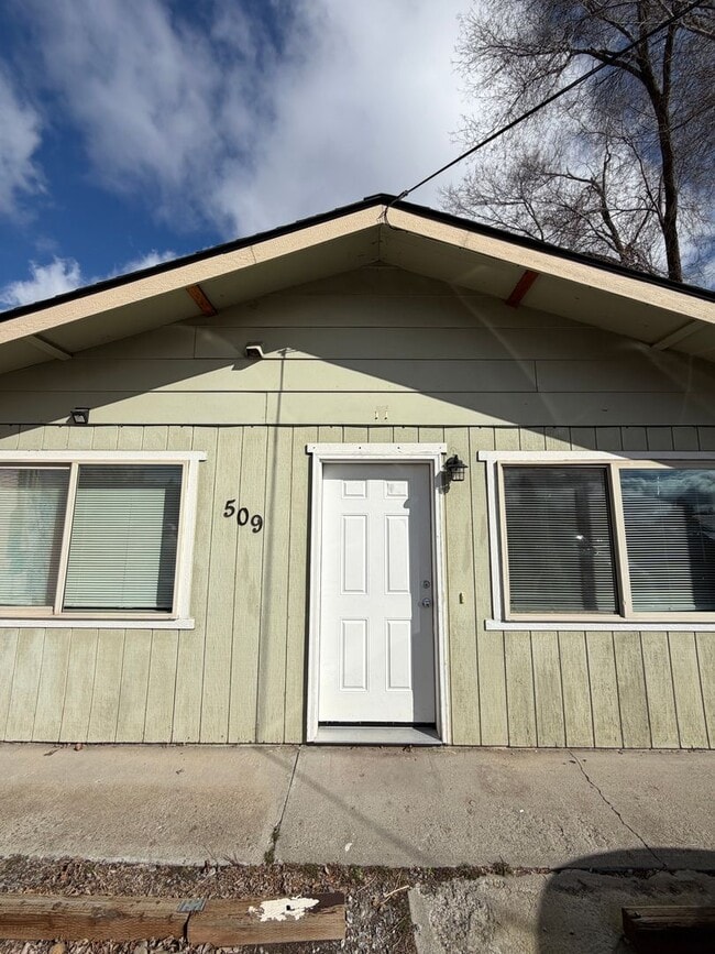 Building Photo - 2 Bed 1 Bath Duplex with Off Street Parking