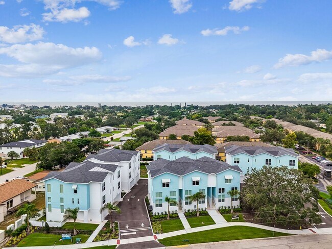 Building Photo - A charming coastal townhouse, just minutes from downtown St. Pete!