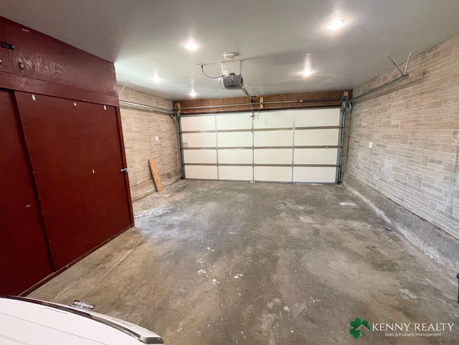 Building Photo - Large 2 Bedroom Home with Bonus room and G...