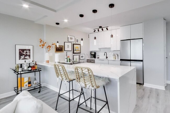 Building Photo - 1255 N Sandburg Terrace