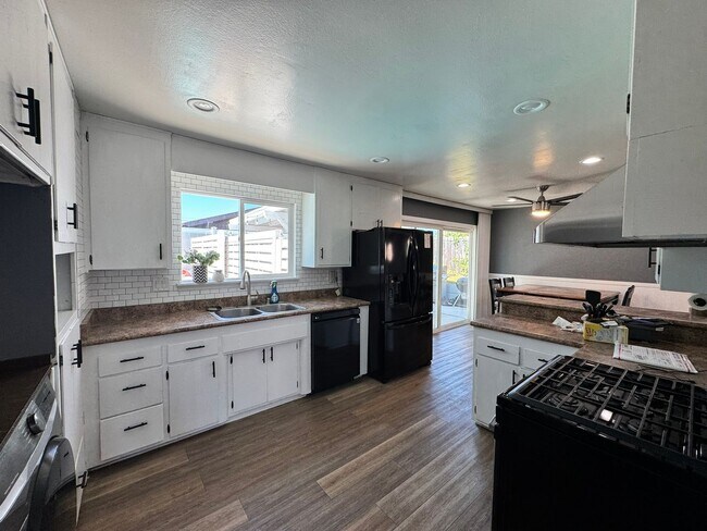 Building Photo - Upgraded 3 Bed / 2 Bath Pool Home with Sol...