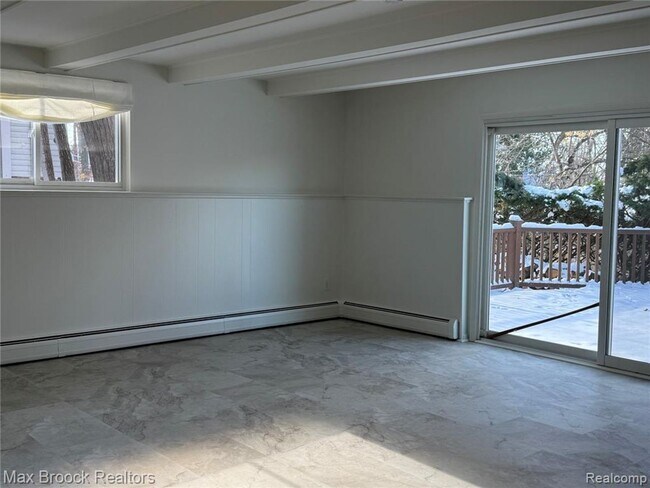 Building Photo - Beautiful mid-century modern home