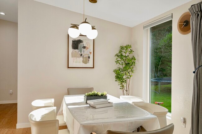 Building Photo - Beautiful Home for Rent in Bellevue