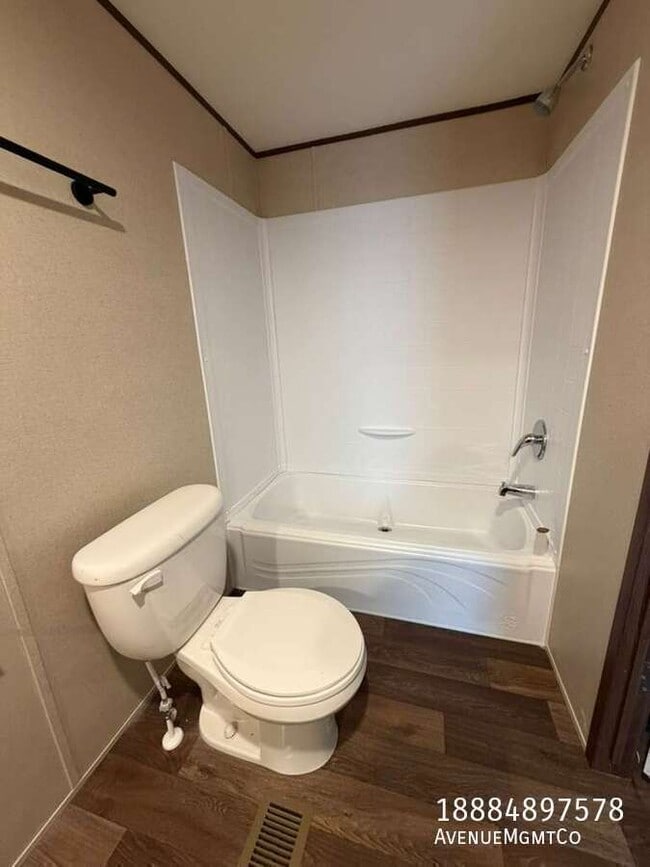 Building Photo - 512 10th St SW