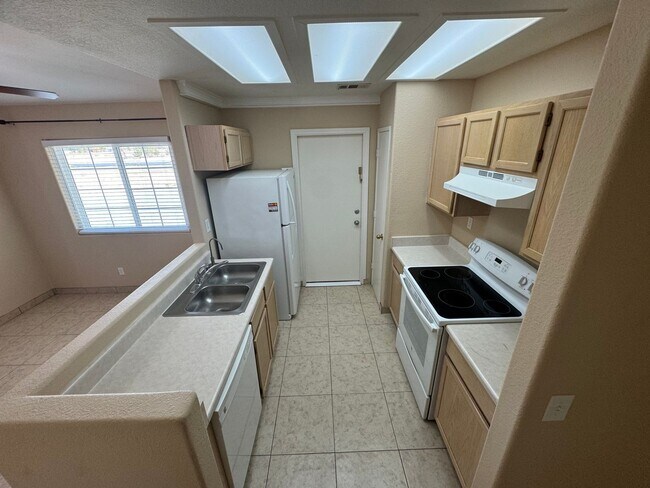 Building Photo - Charming 3-bedroom home located in the picturesque town of Pahrump!