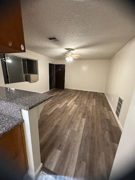 Building Photo - 404 Stephens Dr