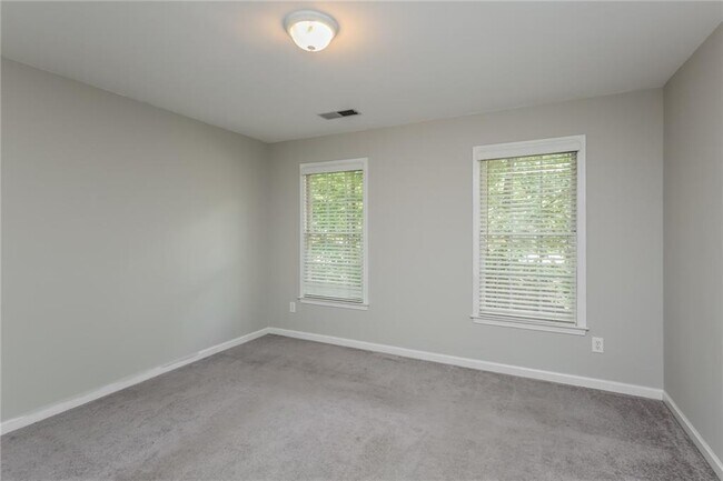 Building Photo - 2550 Highland Pointe Dr