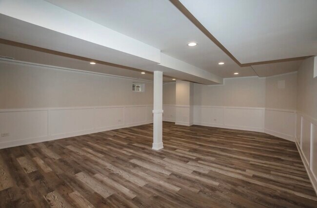 Building Photo - 9206 S Harper Ave