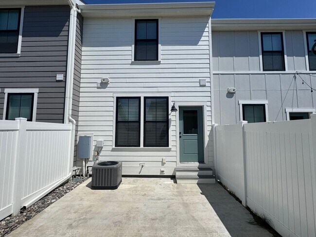 Building Photo - 1678 St George Blvd