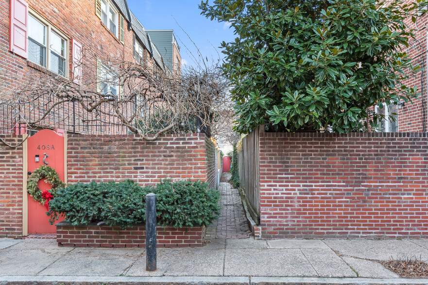 Building Photo - 408 S Croskey St
