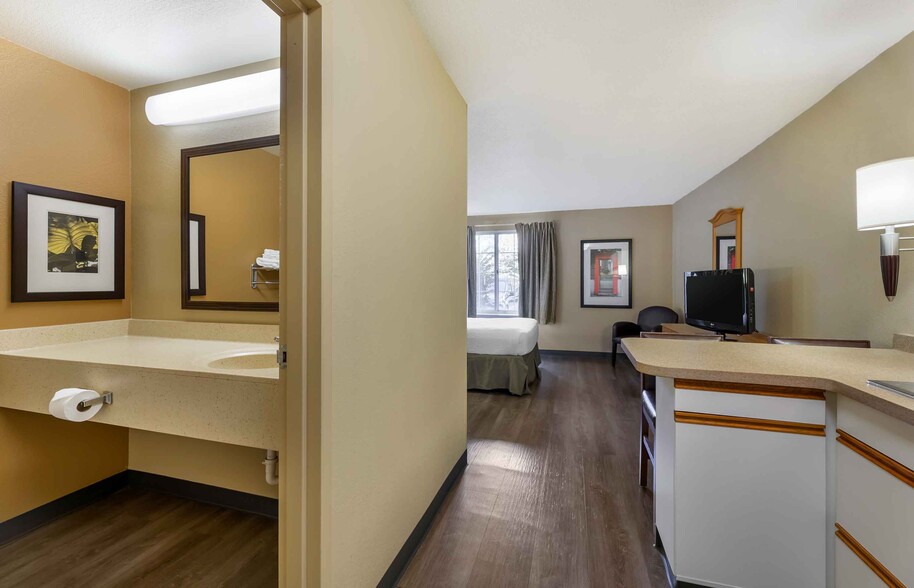 Building Photo - Furnished Studio-Cleveland - Airport - Nor...