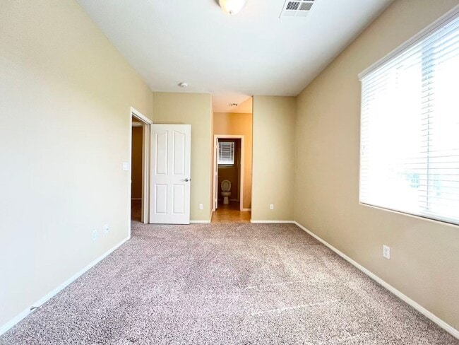 Building Photo - Welcome to this well-maintained 3-bedroom, 2.5-bath home