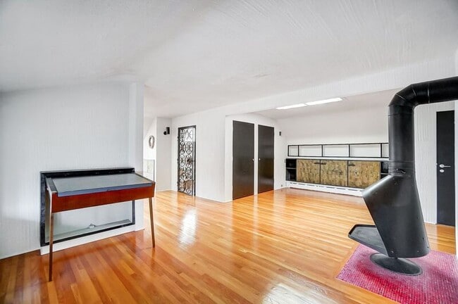 Building Photo - 2881 Observatory Ave