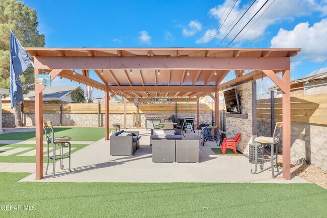 Building Photo - 9913 Album Ave