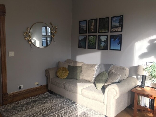 Building Photo - 1236 W Oakdale Ave