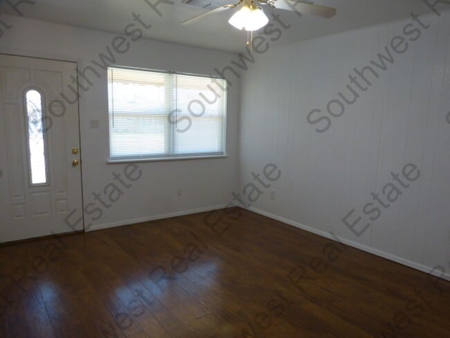 Building Photo - Charming 3 bedroom home