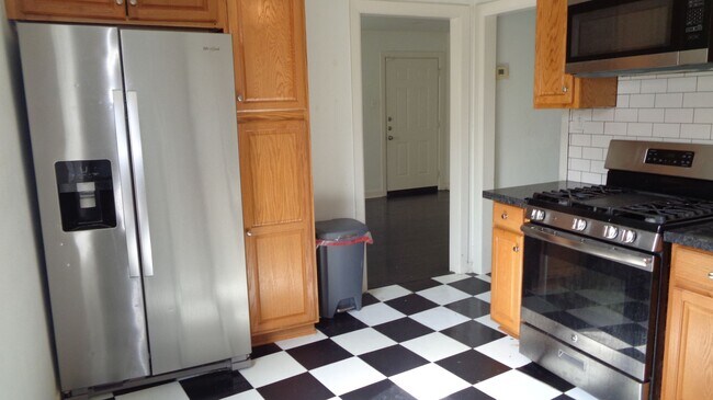 Building Photo - Updated 2/1 Ready For Move In!