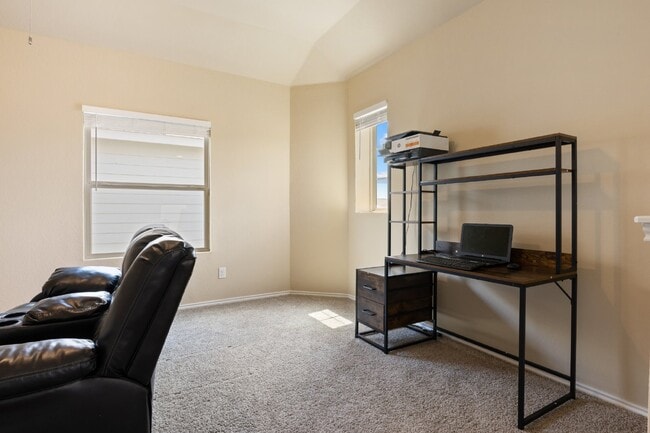 Building Photo - "Spacious 4-Bed Oasis with Granite Counter...