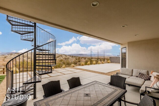 Building Photo - Beautiful 6 Bedroom 4.5 Bathroom Home in D...