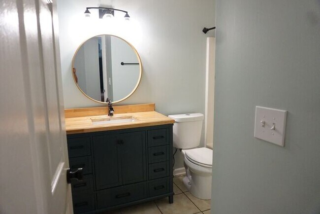 Building Photo - 3 Bedroom 2 Bathroom home with Garage Near Oakleaf