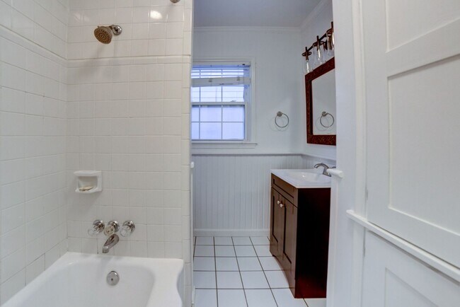 Building Photo - 3 Bed | 1 Bath  | Midtown Tulsa | Early Au...