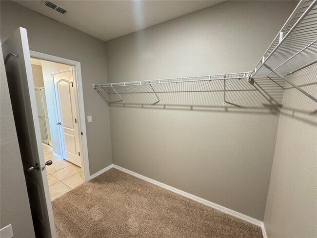 Building Photo - 404 Tanglewood Dr