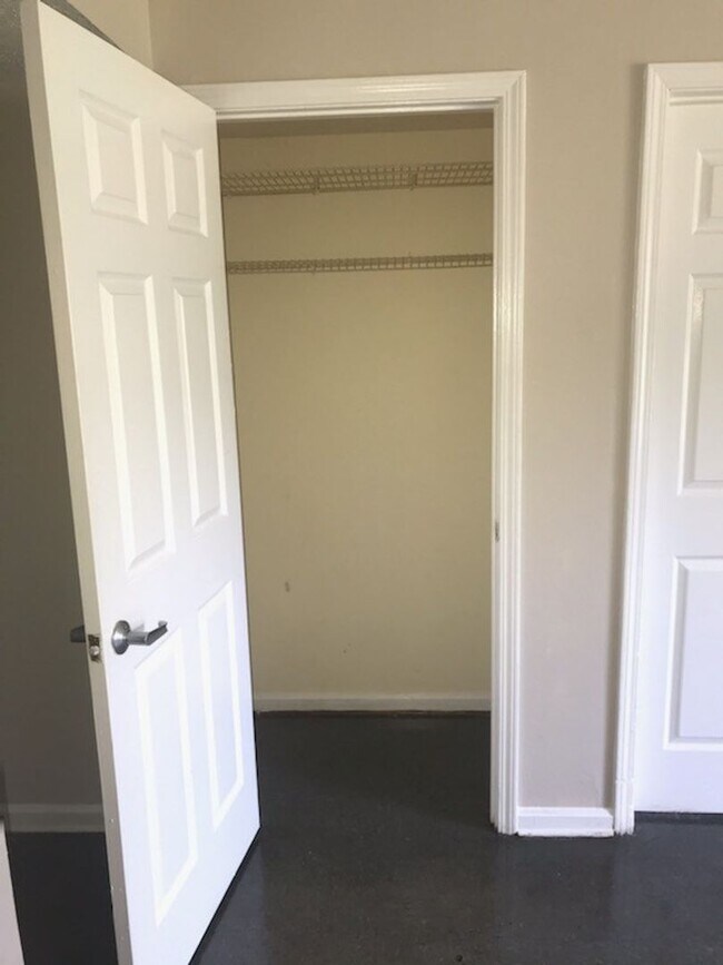 Building Photo - First floor 1 bedroom in West Louisville! Section 8 Accepted