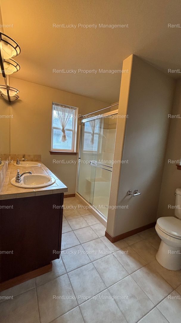 Building Photo - Beautifully Updated 3-Bedroom Home in Lynnwood – Convenient & Move-In Ready!