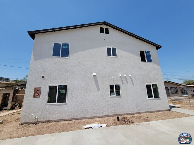 Building Photo - 933 Rockwood Ave