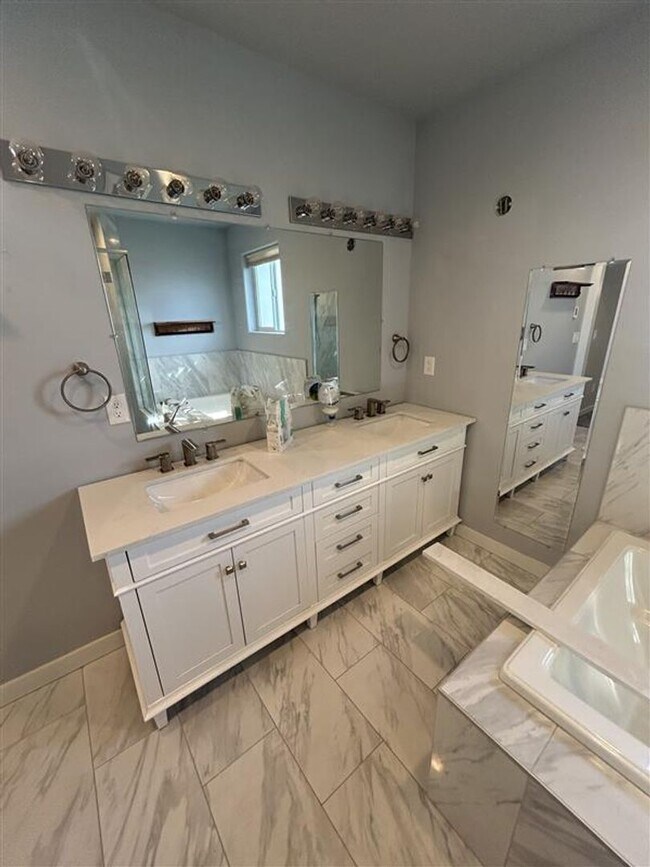 Building Photo - 211 Baker St