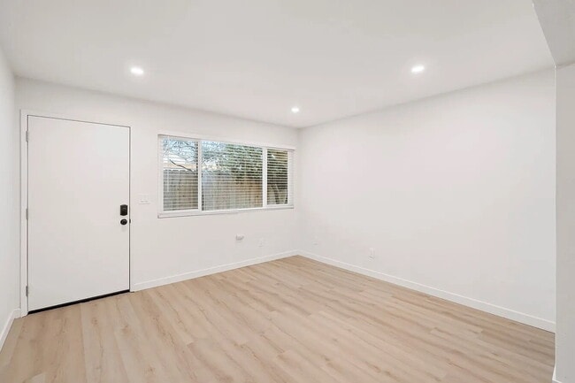 Building Photo - AVAILABLE NOW - 1 Bedroom, 1 Bath Coastal Apartment