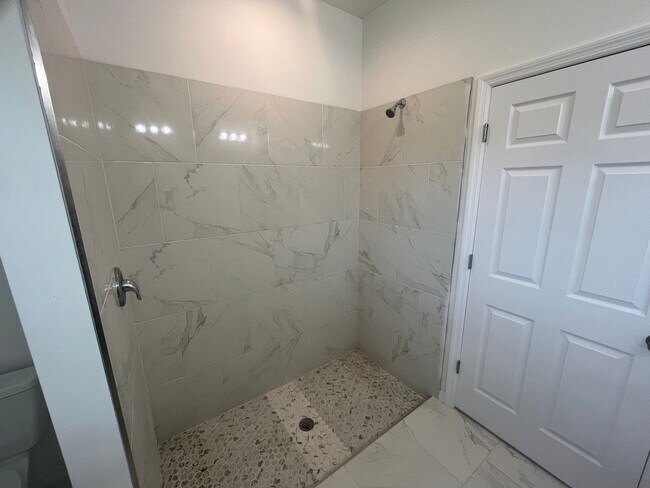 Building Photo - SPACIOUS 3Bd / 2 Ba SINGLE FAMILY HOUSE AVAILABLE