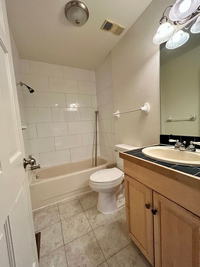 Building Photo - SHORT TERM RENTAL! 3Br/2Ba Condo in the Heart of Boulder