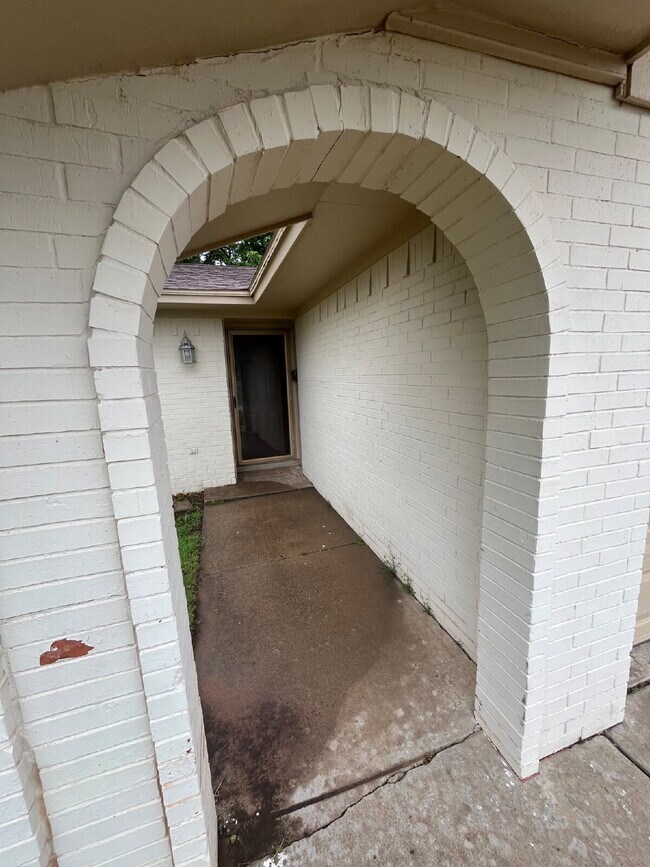Building Photo - "Charming 3-Bedroom with 2 Full Baths in L...