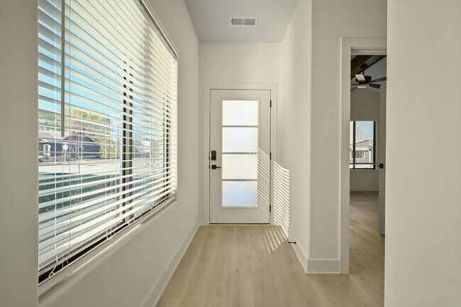 Building Photo - 201 E Maplewood Ln