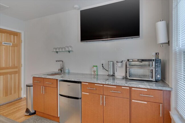 Building Photo - 824 Warren Ave