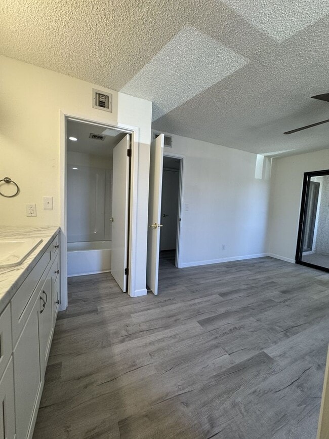 Building Photo - 850 S River Dr