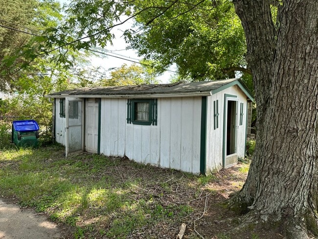 Building Photo - 3 bed house in Church Hill! Central HVAC, laundry, yard with shed!